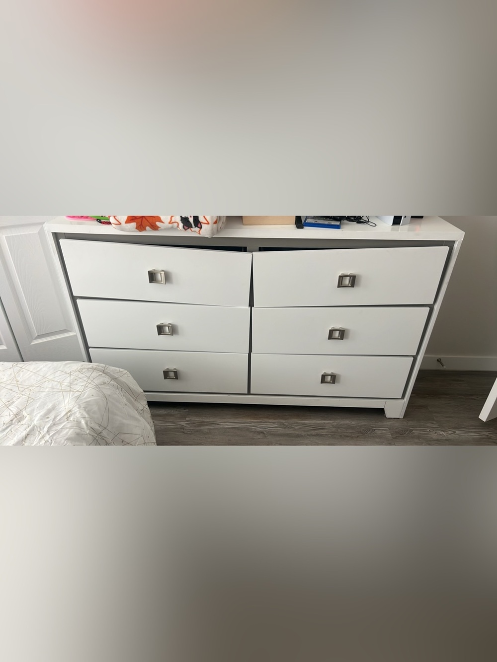 PICK UP ONLY MIAMI FL; White 6-Drawer Dresser Chest. MOVE OUT SALE
